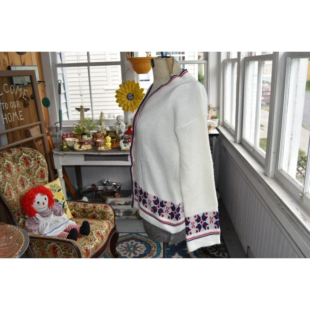 Vintage 1970s Cable Knit Cardigan Snowflake Design RWB Pearl Buttons Size Medium